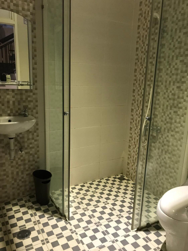 Room 5, Hillside Suite Guest House, Malang