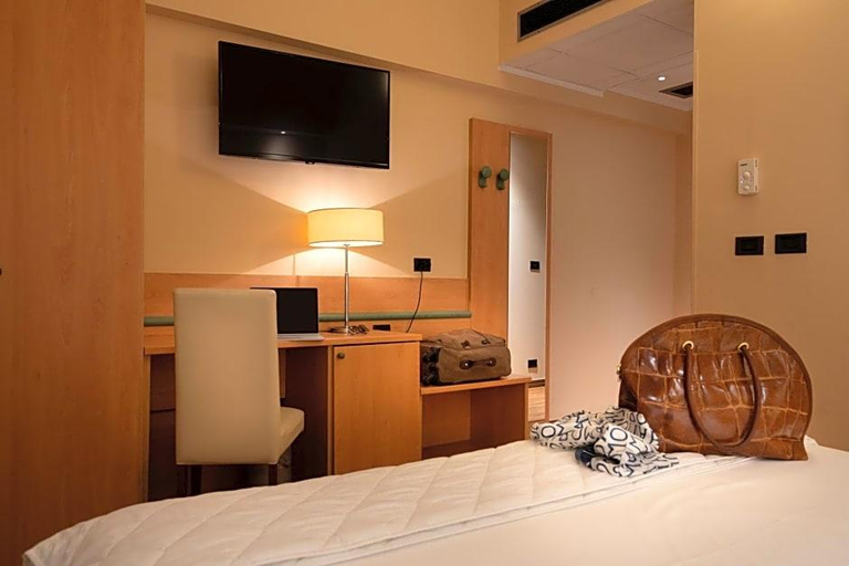 Bedroom 4, Hotel Iris, Genova