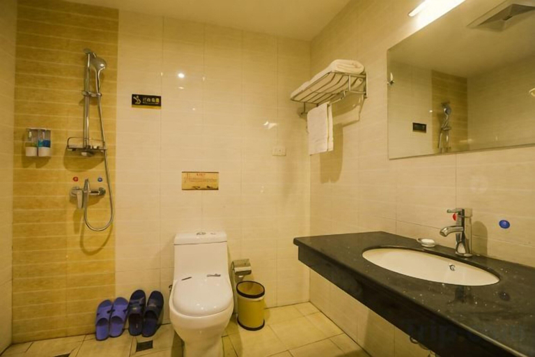 Bathroom 4, Xiyouji Park Holiday Hotel, Suizhou Shi