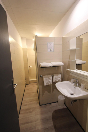 Bathroom 3, Hotel Vol De Nuit, Haute-Garonne