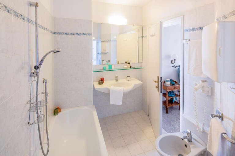 Bathroom 3, Hotel Moresco, Imperia