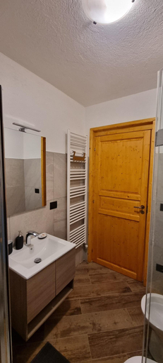 Bathroom 5, Lo Noyer Et Les Roses, Aosta