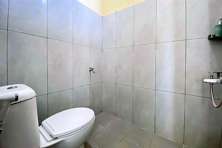 Room 4, OYO 90773 Shine Guest House, Tebing Tinggi