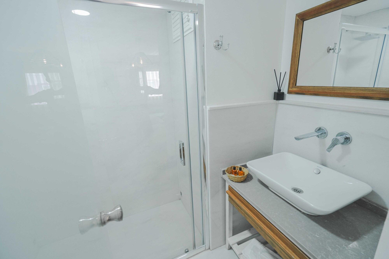 Bathroom 5, White Orange, Seferihisar