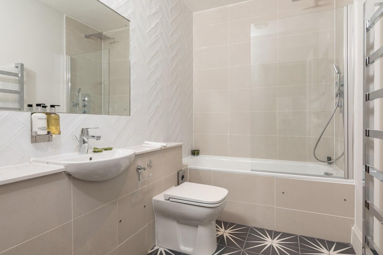 Bathroom 3, The Chequers, Hertfordshire