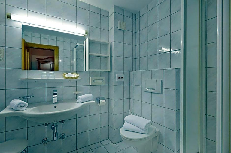 Bathroom 3, Waldheim, Schwaz