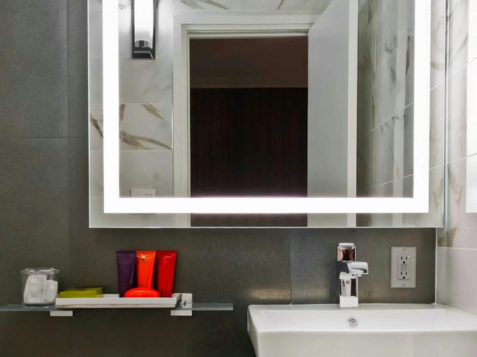 Bathroom 4, The Moderne Hotel, New York