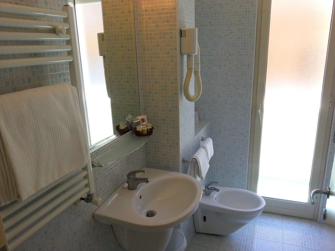 Bathroom 4, Hotel Mayor, Latina