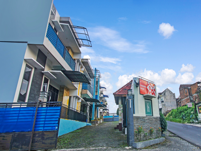 Exterior & Views 1, OYO 90950 Forzando House, Malang