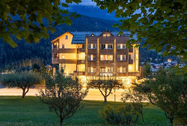 Front of property - evening/night, Hotiday Cadore Dolomites, Belluno