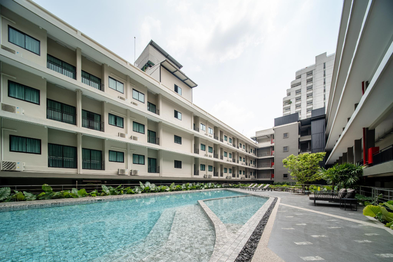 Pool 2, College Haus Rangnam, Ratchathewi