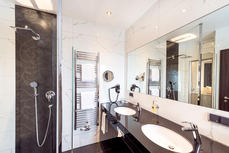 Bathroom, Bäder Parkhotel & Sieben Welten Terme & Spa Resort, Fulda