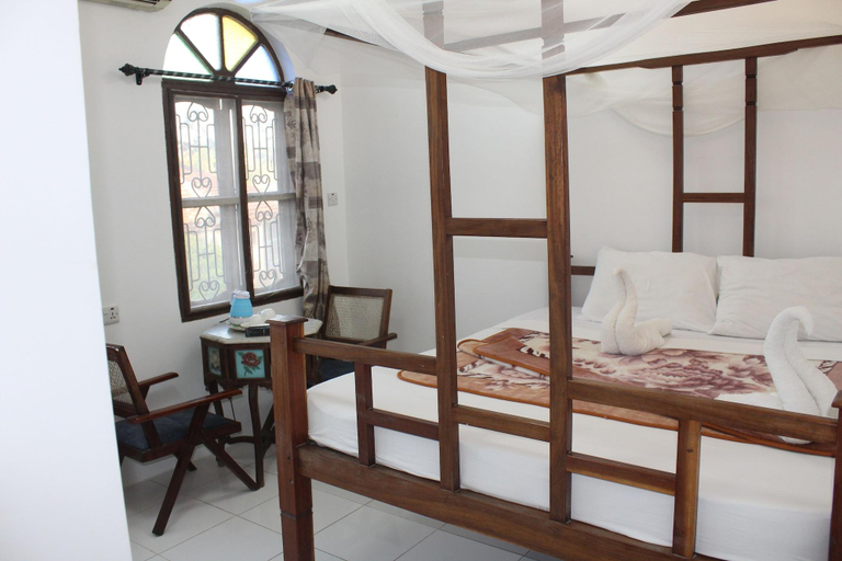 Bedroom 3, Garden Lodge, Mjini