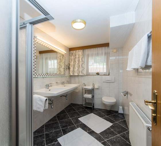 Bathroom 4, Idhof, Landeck