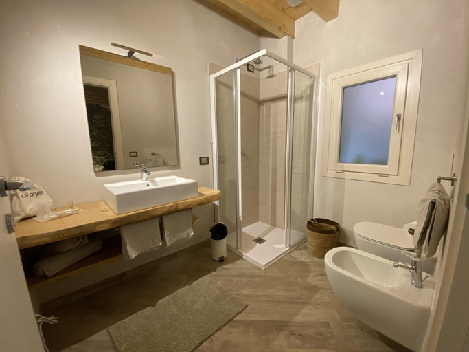 Bathroom 5, Vista Lago, Brescia