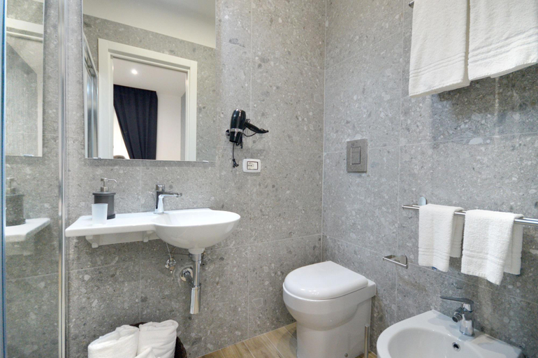 Bathroom 5, Napoliseason Rooms and Breakfast, Napoli