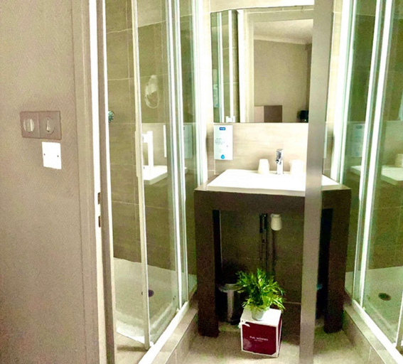 Bathroom 4, Kyriad Vichy, Allier