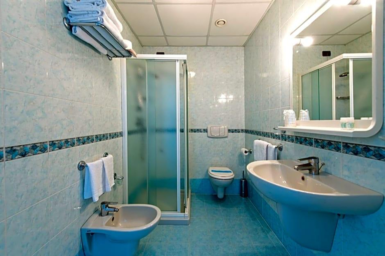Bathroom 4, Hotel Minerva, Udine