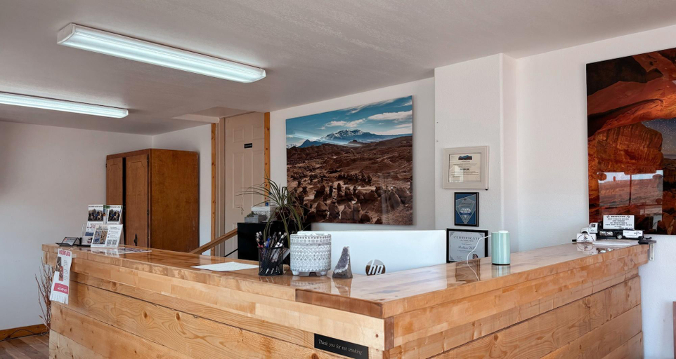 Public Area, Whispering Sands Motel, Wayne