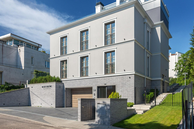 Exterior & Views