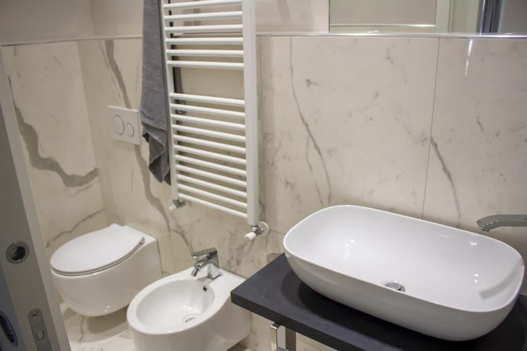 Bathroom 5, Fidelio, La Spezia