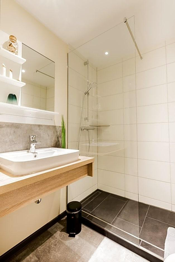 Bathroom 5, Hotel Deutsches Haus, Emden