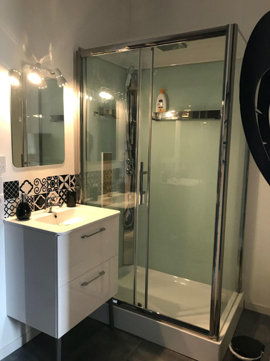 Bathroom 3, Les Ormeaux, Gironde