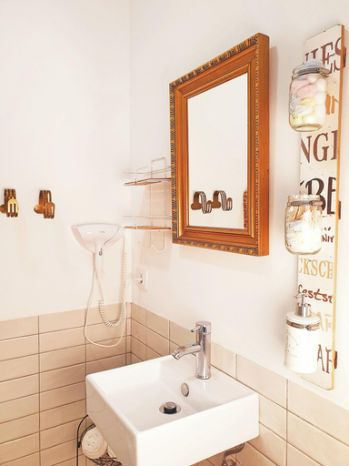 Room 2, Palace House Hércules 92, Sevilla