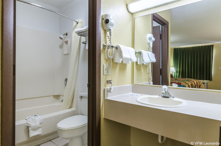Bathroom, Rodeway Inn, Cloud