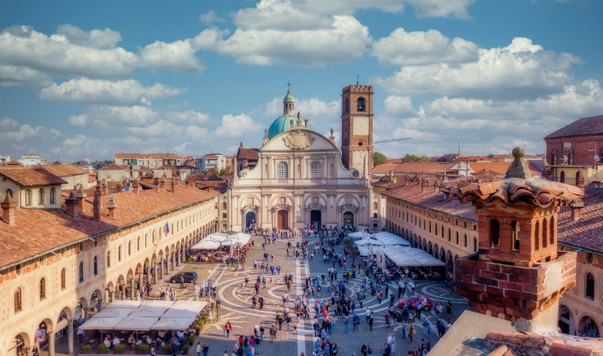 Exterior & Views