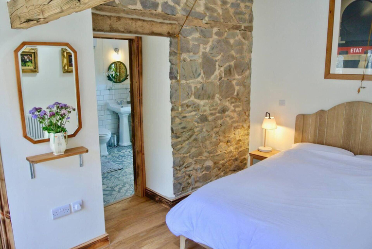 Room 4, Nest Holiday Hideaway Dove Barn Amazing Location!, Shropshire