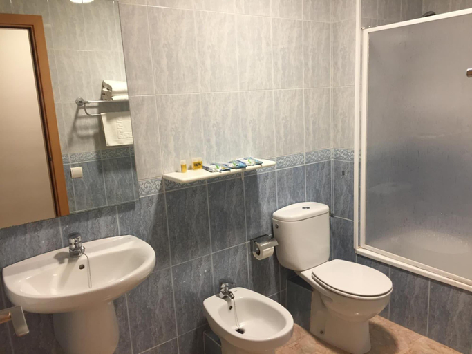 Bathroom 5, Hotel Mediterrani Blau, Tarragona
