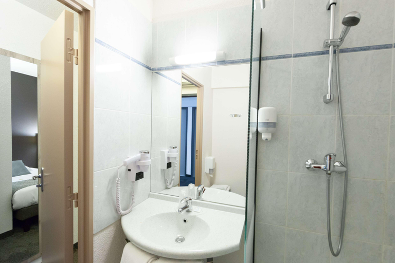 Bathroom 4, Brit Hotel Saumur, Maine-et-Loire