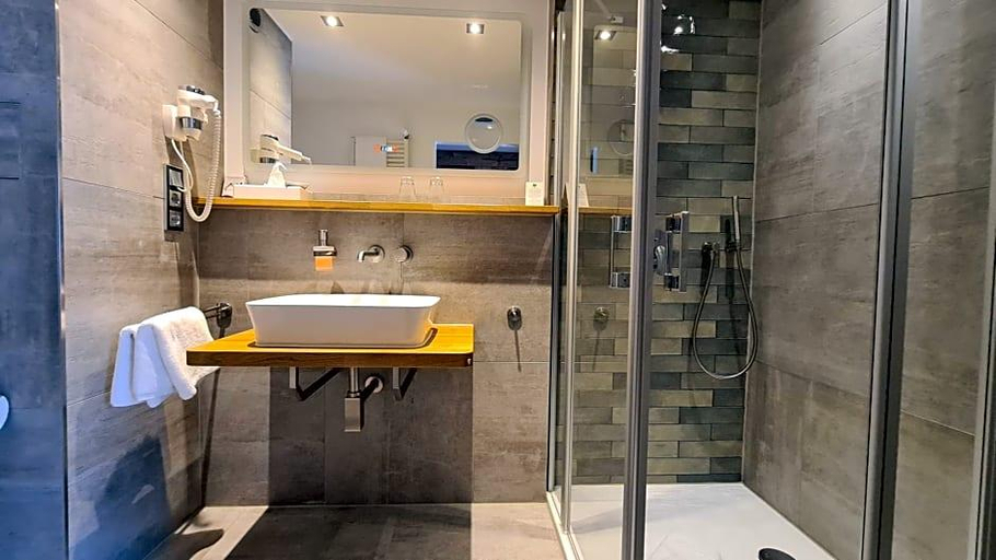 Bathroom 4, Zum Leineweber, Spree-Neiße