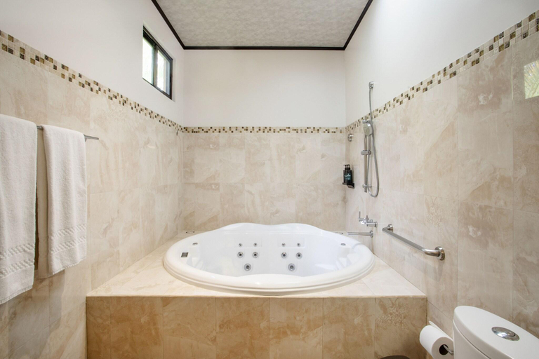 Bathroom 5, Arenal Manoa, San Carlos