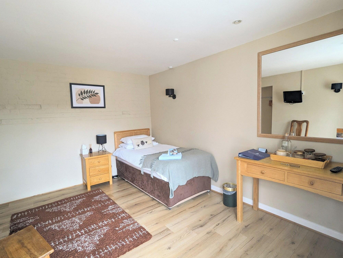 Bedroom 2, Kingfisher Barn, Oxfordshire