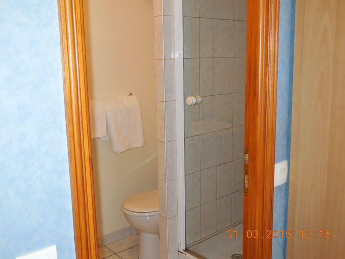 Bathroom 4, Hôtel Le Petit Château, Hauts-de-Seine