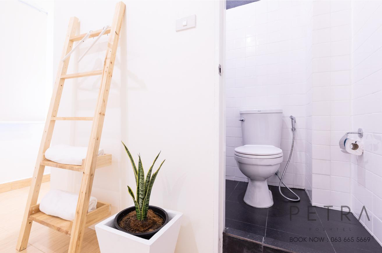Bathroom 5, Petra Poshtel Donmuang, Don Muang