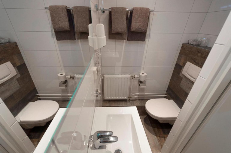 Bathroom 4, Hotel Bergrust, Margraten