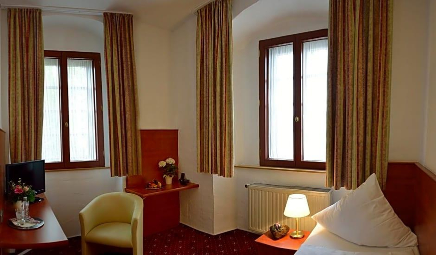 Room 4, Jägerhof, Burgenlandkreis