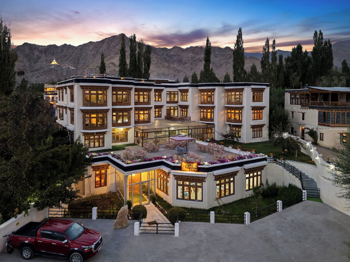 Exterior & Views