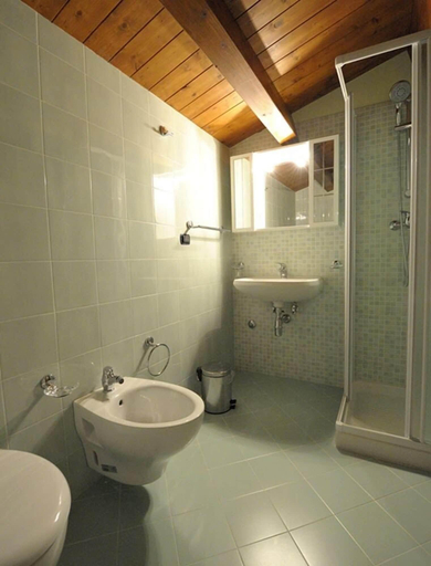 Bathroom 5, B & B Casale Frezzini, L'Aquila