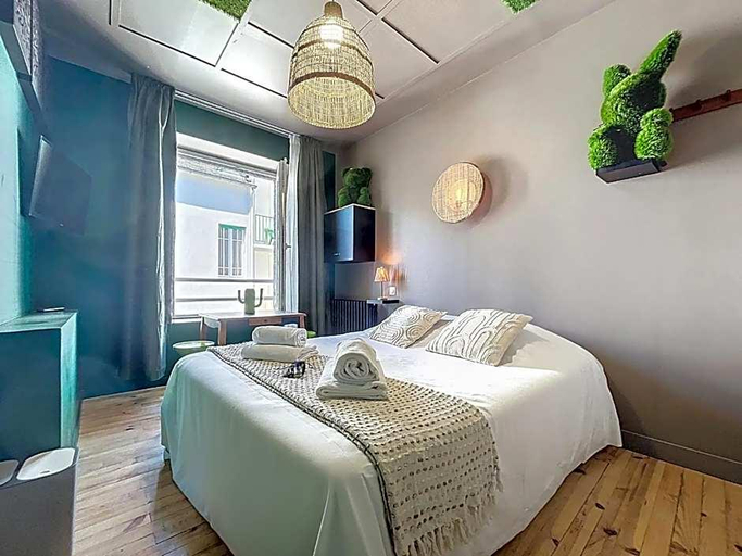 Room 2, Hotel Des Bains, Manche