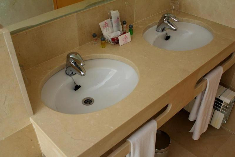 Bathroom 3, Hotel Puerta De Sahagun, León