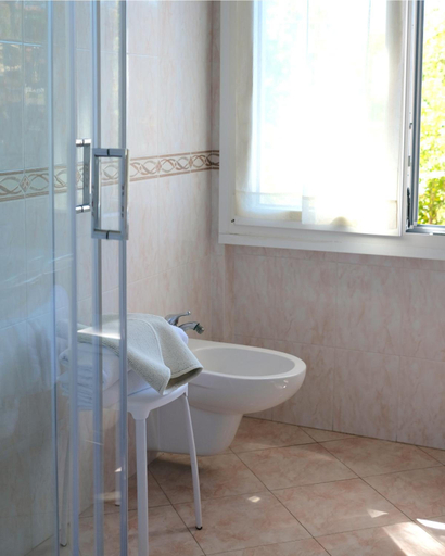 Bathroom 4, Piccolo Mondo, Lucca