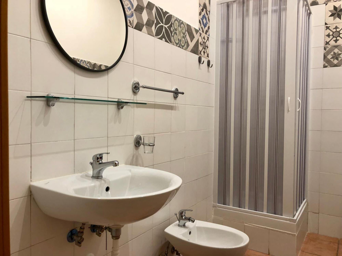 Bathroom 5, A Due Passi dal Ponte, Taranto