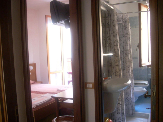 Bathroom 3, Hotel Corallo, Genova