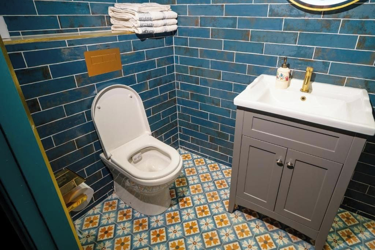 Bathroom 4, Woolen house
