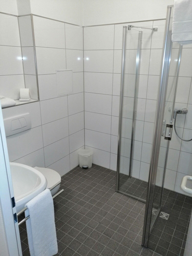 Bathroom 4, Hotel Café Nahetal, Mainz-Bingen