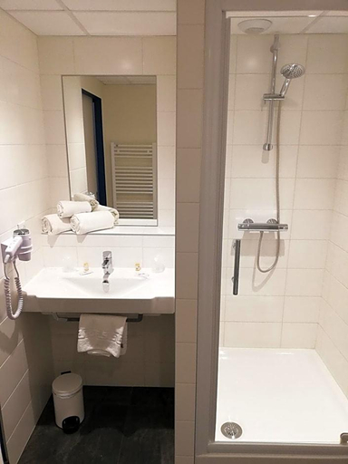 Bathroom 5, Hotel des Halles, Côte-d'Or